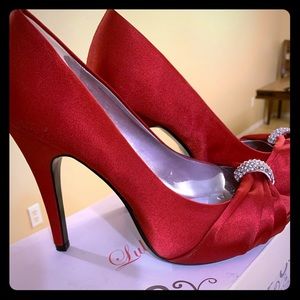 Red heels with sparkly detail- 10W
